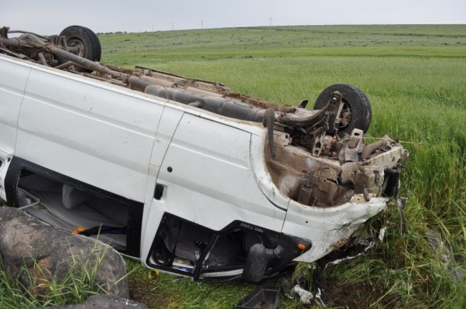 Direksiyon hakimiyetini kaybeden minibüs takla attı: 8 yaralı