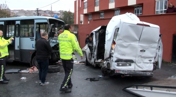 Gaziosmanpaşa’da Feci Kaza: 1’i Ağır 3 Yaralı