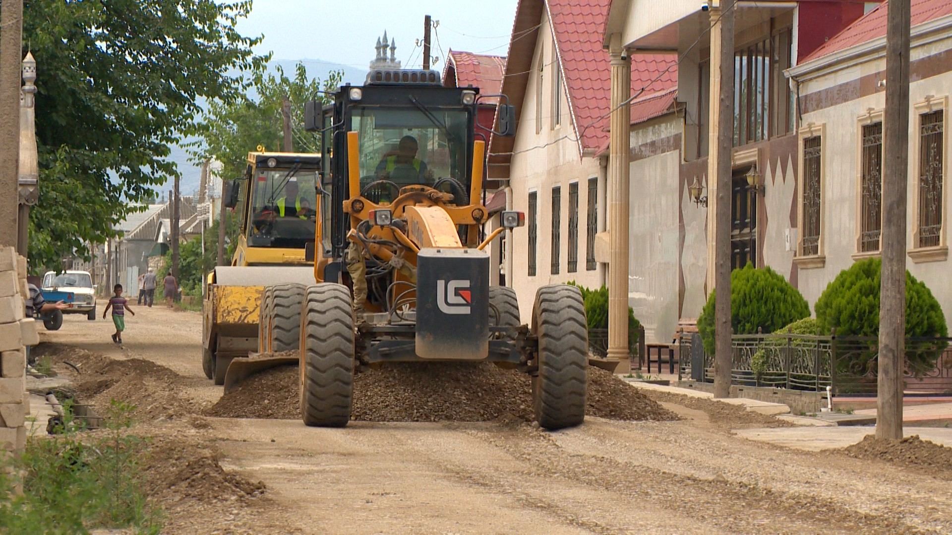 Tovuz rayonunda 1 şəhər və 4 kəndi əhatə edən yolların yenidən qurulması davam edir (FOTO) - Gallery Image