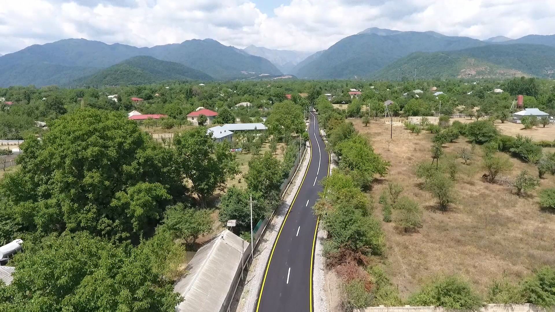 Qəbələdə 28 km-lik avtomobil yolu yenidən qurulub (FOTO) - Gallery Image