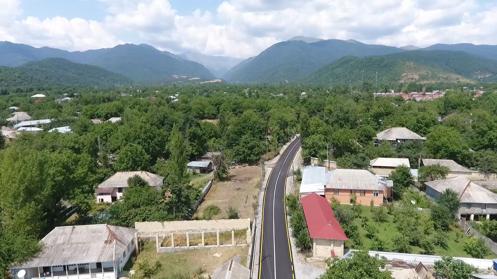 Qəbələdə 28 km-lik avtomobil yolu yenidən qurulub (FOTO) - Gallery Image