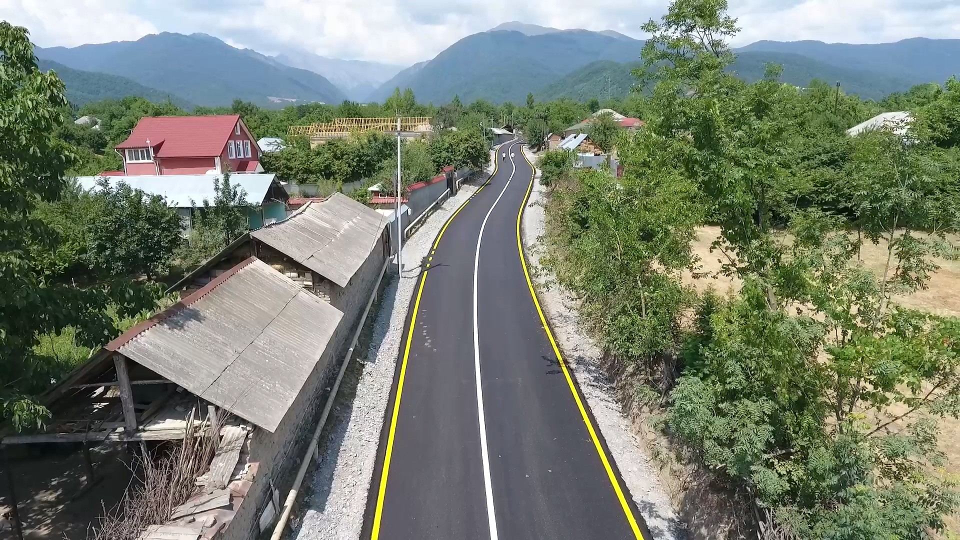 Qəbələdə 28 km-lik avtomobil yolu yenidən qurulub (FOTO) - Gallery Image