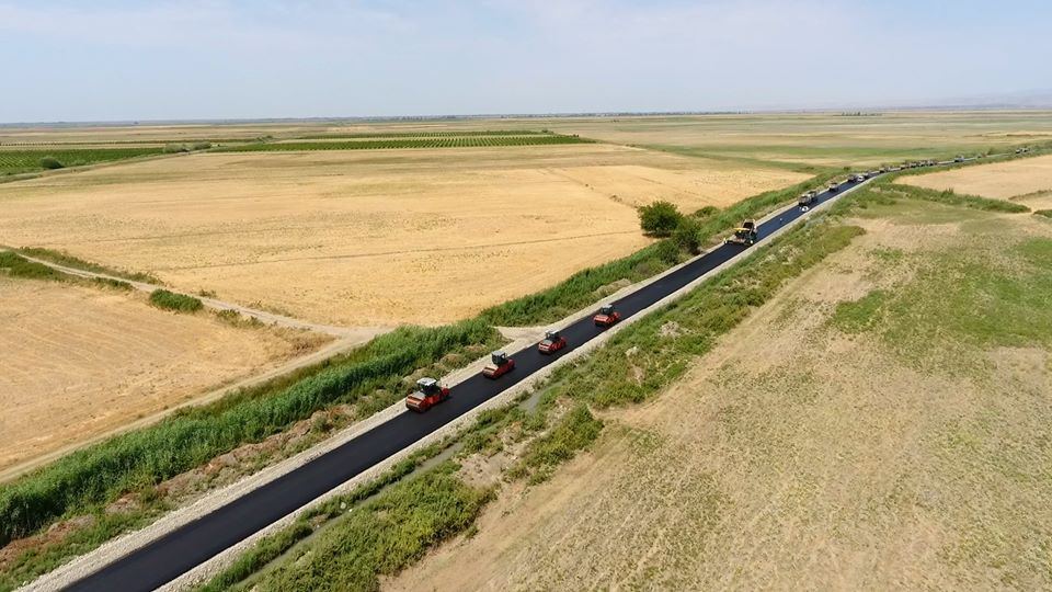 Ağsuda 9 yaşayış məntəqəsinin yollarının yenidən qurulması yekunlaşır (FOTO) - Gallery Image