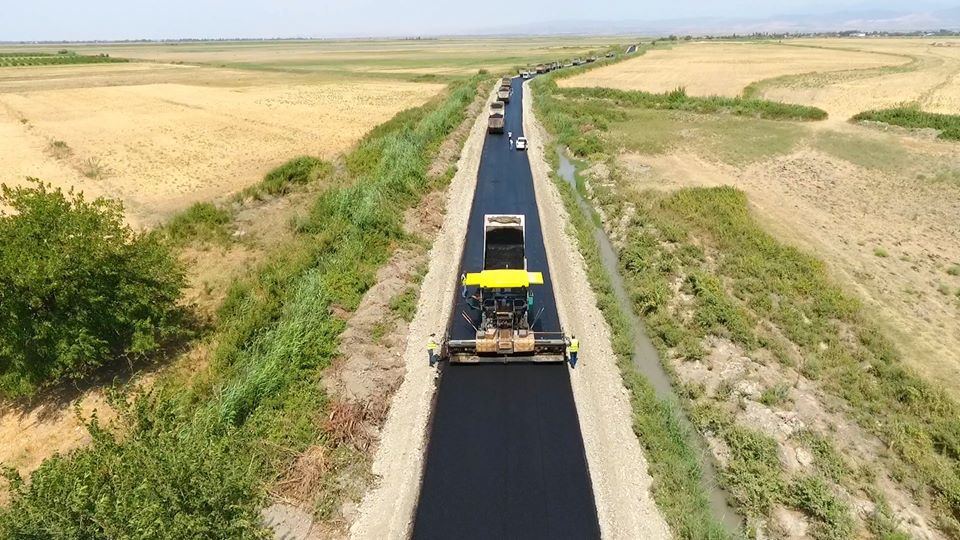 Ağsuda 9 yaşayış məntəqəsinin yollarının yenidən qurulması yekunlaşır (FOTO) - Gallery Image