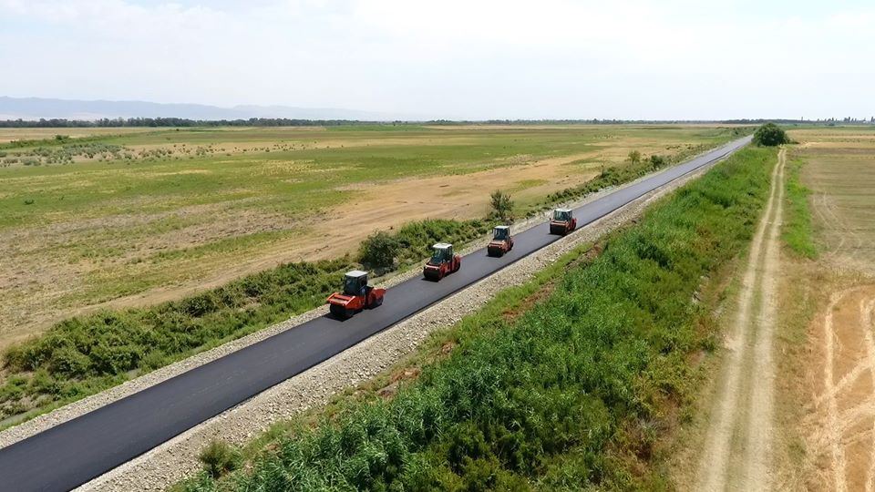 Ağsuda 9 yaşayış məntəqəsinin yollarının yenidən qurulması yekunlaşır (FOTO) - Gallery Image