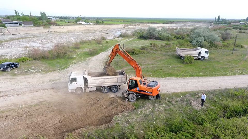 Ağsuda 9 yaşayış məntəqəsinin yollarının yenidən qurulması yekunlaşır (FOTO) - Gallery Image