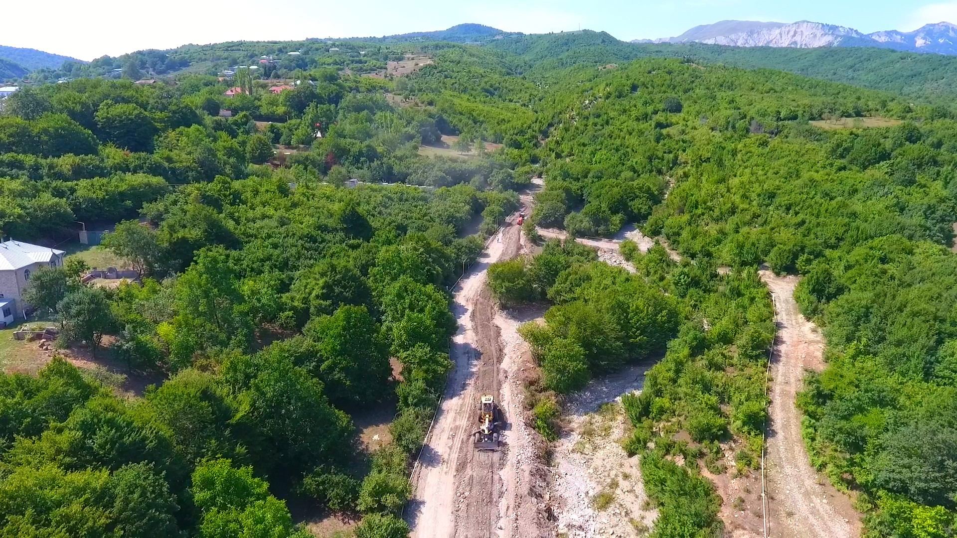 11 yaşayış məntəqəsini birləşdirən yeni yol tikilir (FOTO) - Gallery Image