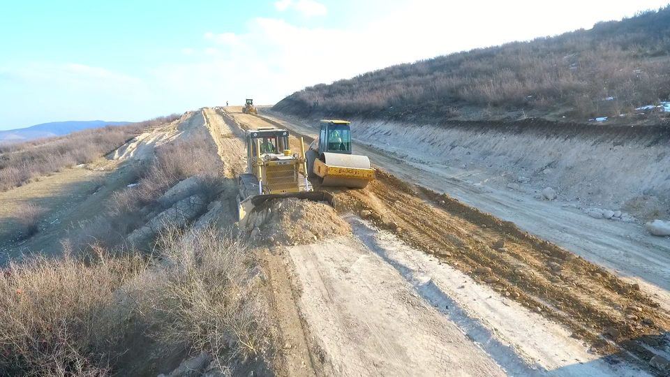 Şəkidə 5 min əhalinin istifadə etdiyi avtomobil yolunun tikintisi davam etdirilir (FOTO) - Gallery Image