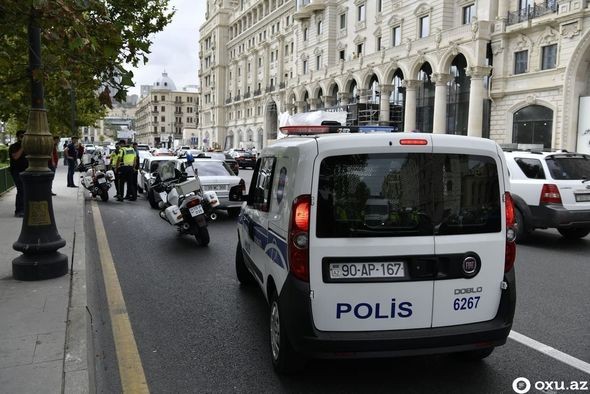 Bakıda polis əməkdaşı qəzaya düşdü -Yaralılar var