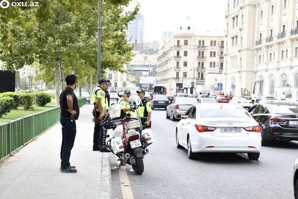 Bakıda polis əməkdaşı qəzaya düşdü -Yaralılar var