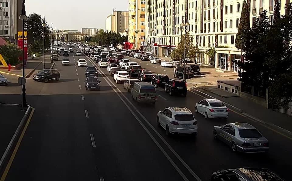 Bakıda yol qəzası olub, nəqliyyatın hərəkətində sıxlıq var (FOTO) - Gallery Image