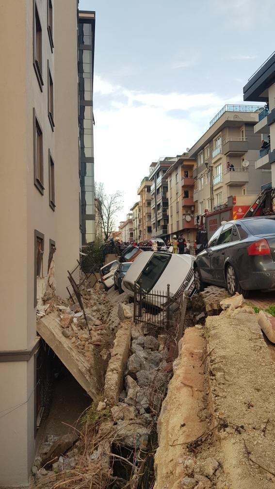 Ümraniye'de istinat duvarı çöktü, 3 araç altında kaldı. Bölgeye çok sayıdaekip sevk edildi. - İstanbul Haberleri