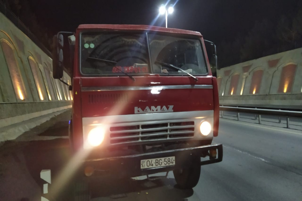 Gəncədə minik maşını “KamAZ”a çırpılıb, xəsarət alanlar var- FOTO 