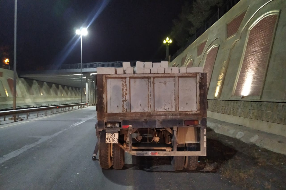 Gəncədə minik maşını “KamAZ”a çırpılıb, xəsarət alanlar var- FOTO 