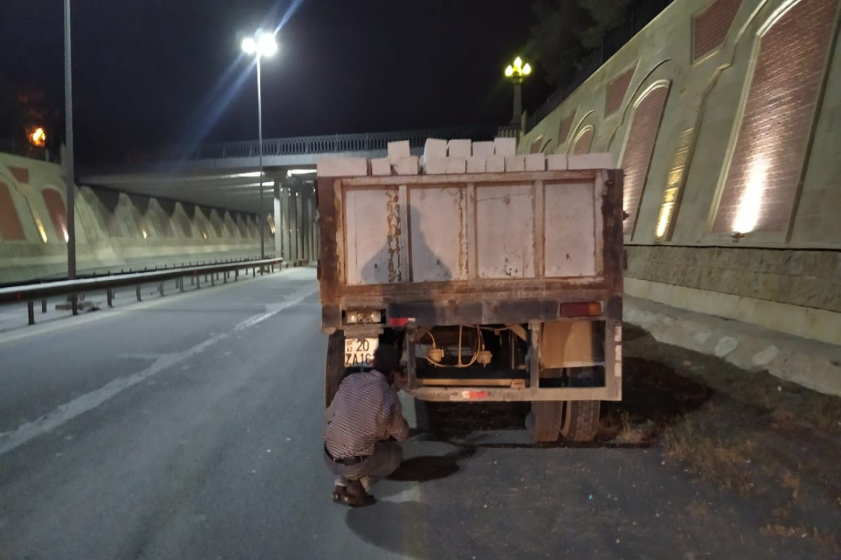 Gəncədə minik maşını “KamAZ”a çırpılıb, xəsarət alanlar var- FOTO 