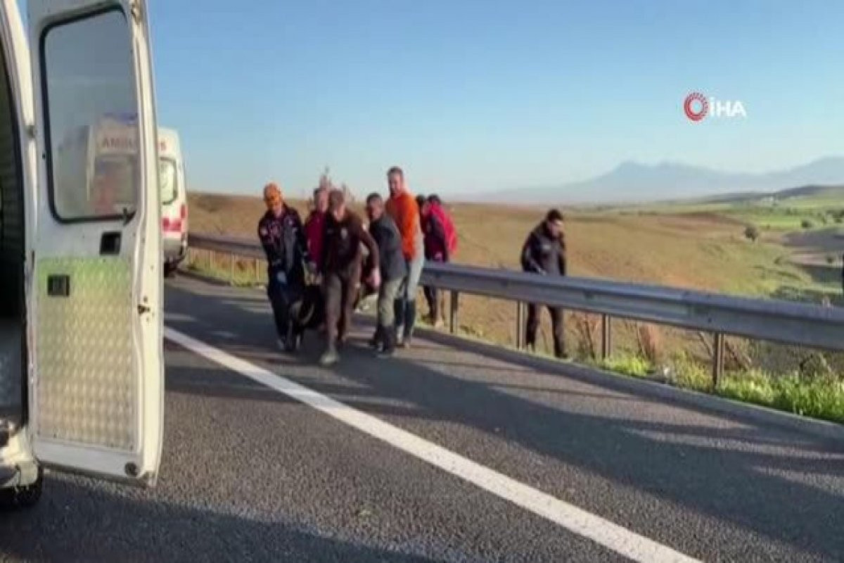 Türkiyədə tələbələrin olduğu avtobus qəza edib, iki nəfər ölüb- FOTO 