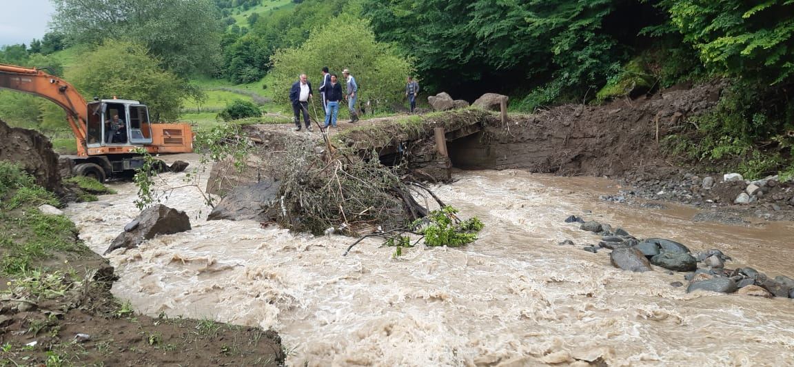 Daşkəsəndə sel nəticəsində bağlanan yollarda hərəkət bərpa edilir (FOTO)