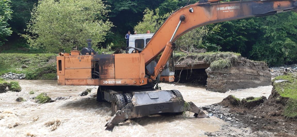 Daşkəsəndə sel nəticəsində bağlanan yollarda hərəkət bərpa edilir (FOTO)