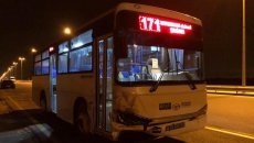 171 saylı avtobus yük maşını ilə toqquşdu: 24 nəfər xəsarət alıb