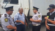 Keçidin üstünü qoyub altından keçən piyadalar yol polisinə belə yaxalandı - FOTO-VİDEO