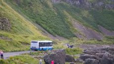 Turist avtobusu minik avtomobili ilə toqquşdu: biri ağır, 21 yaralı