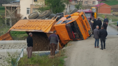 Şəkidə “ZİL”də olan torpaq 2 azyaşlının üstünə dağılıb