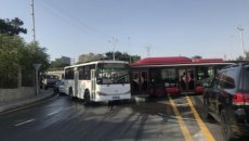 Avtobus qəza törətdi, digər marşrutlar xətdən çıxdı - FOTO