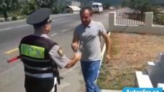 Yol polisi postda maşınları saxlayıb sürücülərə su payladı - VİDEO