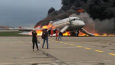 Təyyarə yandı - Aeroport işini dayandırdı