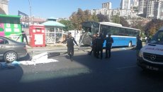 Sərnişin avtobusu dayanacağa çırpıldı: 3 ölü, çox sayda yaralı - VİDEO