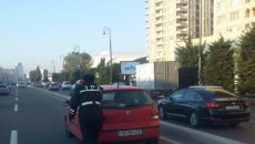 Yol polisi yolda qalan xanım sürücüyə belə kömək etdi - FOTO