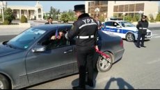 Ucarda yol polisi sürücülərə bayraq hədiyyə edib - VİDEO