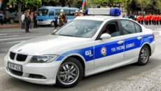 Xidmətdə olan yol polisini maşın vurdu