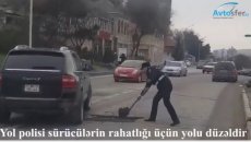 Yol polisindən nümunəvi davranış: əlində bel dağılmış yolu belə düzəltdi - VİDEO