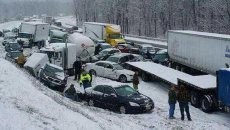 Güclü qar səbəbindən kütləvi yol qəzası: 2 ölü, azı 44 yaralı - FOTO