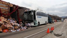 Reys avtobusu TIR-a çırpıldı: 1 ölü, 30 yaralı - FOTO