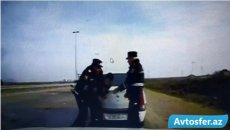 Bakıda sayrışan işıqla maşın sürən sürücü yol polisinə bıçaq çəkdi - VİDEO