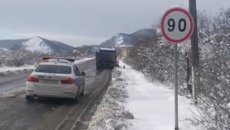 Yol polisi qarlı-buzlu yolda bu cür xidmət aparır - VİDEO