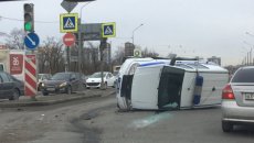 “Mazda” qırmızıda keçən polis maşınını vurub aşırdı - VİDEO