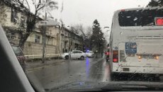 Bakıda minik avtomobili qaz borularına çırpılıb - FOTO