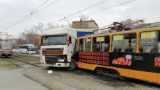 Rusiyada tramvay TIR-la toqquşdu: 10-dan çox insan yaralandı - VİDEO 