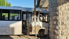 Sərnişin avtobusu körpünün beton dirəyinə çırpıldı;  2-si ağır, 9 yaralı - FOTO 