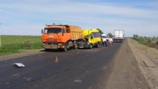 Məktəbli mikroavtobusu “Kamaz”ın altına girdi;  xəsarət alanlar var – FOTO + VİDEO 