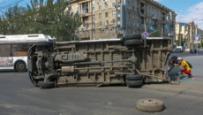 “Toyota” ilə toqquşan mikroavtobus aşdı;  3-ü uşaq, 7 yaralı - FOTO 