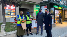 Yol polisi küçələri təmizləyən xanımları da yaddan çıxarmadı  - FOTO - VİDEO