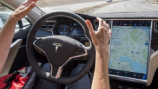 Tesla-nın avtopilot sistemi gözlənildiyi kimi yüksək səviyyəli olmayacaq