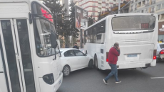 Bakıda minik avtomobili avtobusla toqquşub - FOTO