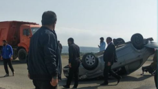 Başı telefona qarışan sürücü avtomobili aşırdı  - FOTO