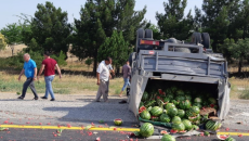 Hacıqabulda iki yük maşını toqquşdu, qarpızlar yola dağıldı  - FOTO