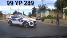 Qəza şəraiti yaradan yol polisi mikrofonla qışqırıb görün nə dedi: \